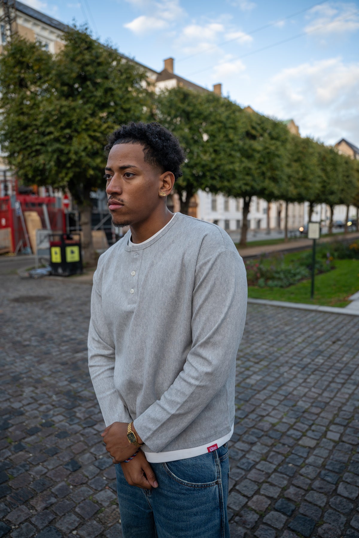 BEST lookbook - Grey henley, outdoors