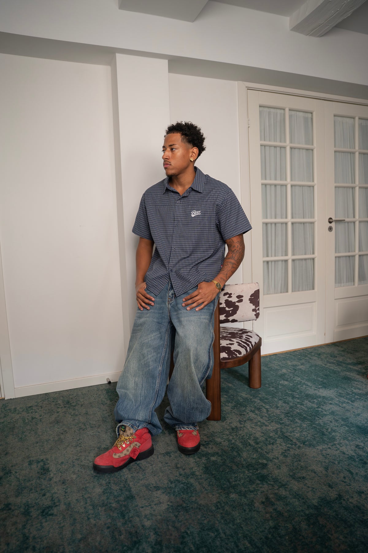 BEST lookbook - Navy shirt, seated