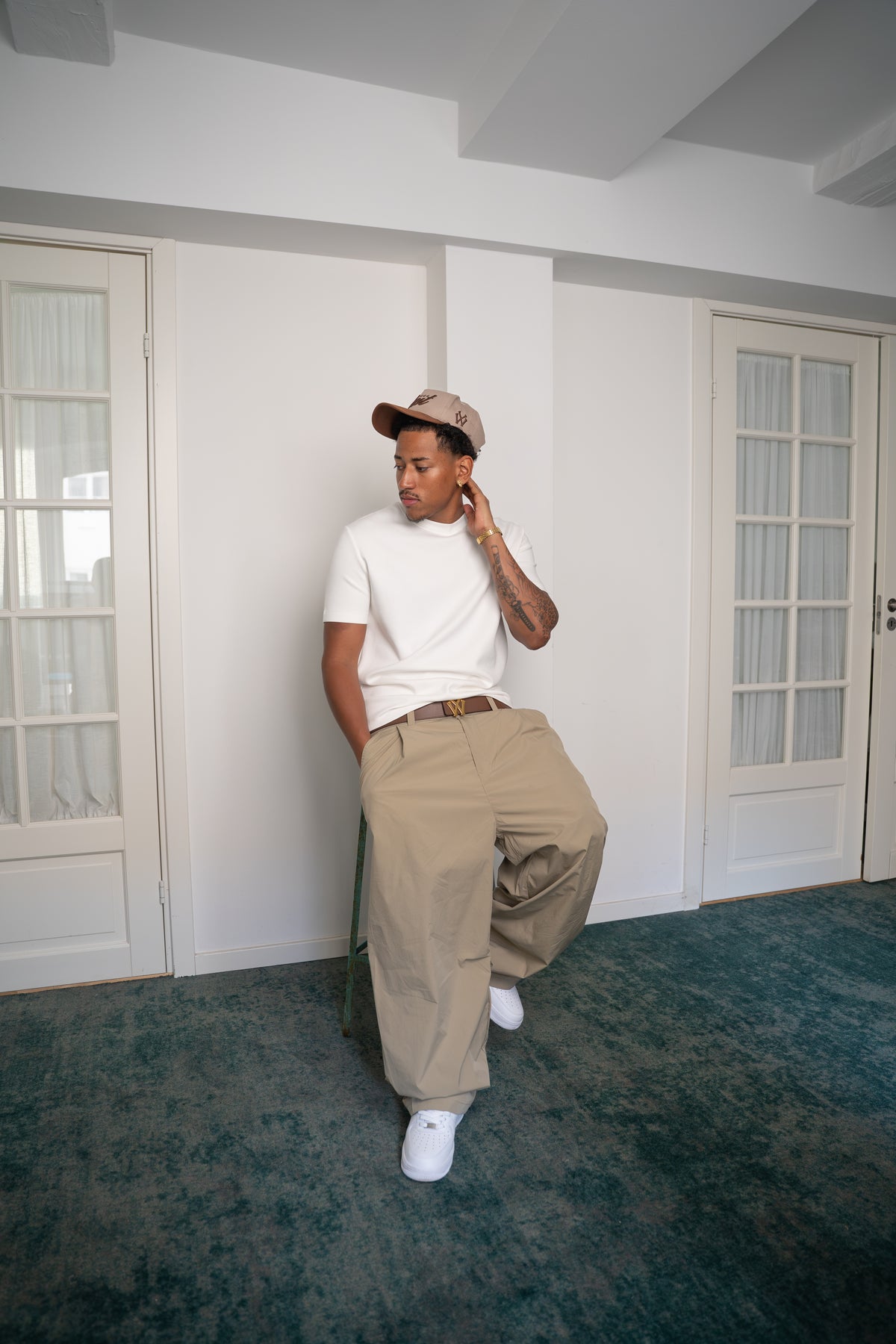 BEST lookbook - White tee and khaki, cap
